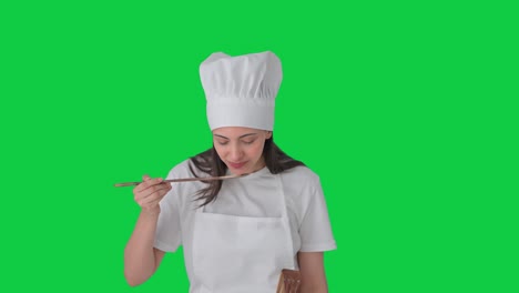 mujer india feliz chef profesional degustando buena comida pantalla verde