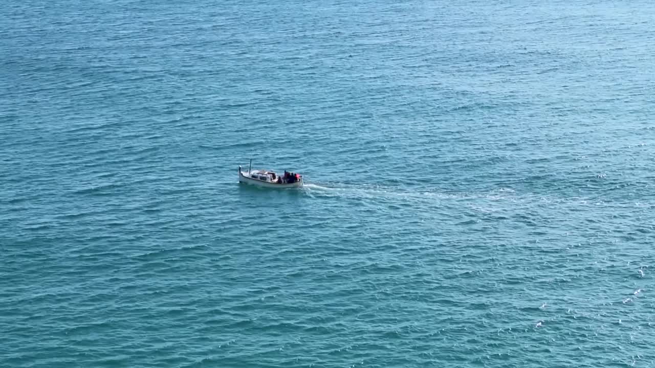 바다를 건너는 어선. 조감도