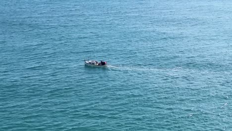 barco de pesca cruzando el mar. vista aérea
