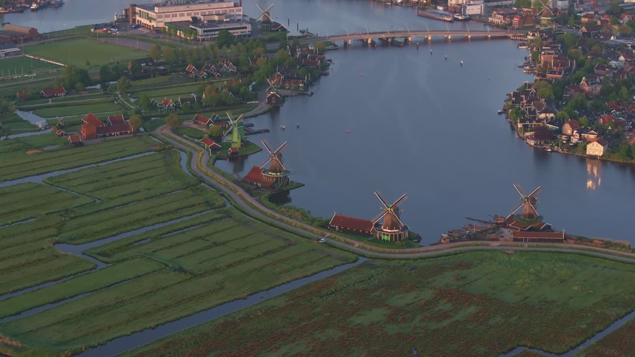 Vista aerea dei classici mulini a vento olandesi all'alba a Zaanse Schans, con una splendida atmosfera mattutina nell'Olanda Settentrionale.