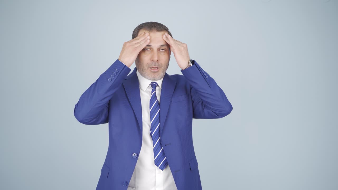 hombre de negocios con dolor de cabeza.