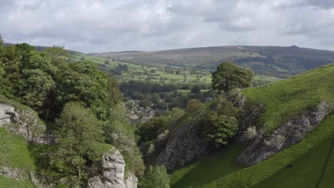 drohnenschuss, der über edale aufsteigt