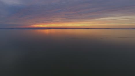 yate lejos en la laguna de curlandia al atardecer