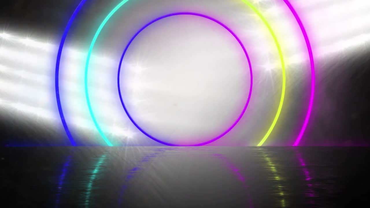 animación 3d de rayos de neón circulares coloridos que se acercan contra la luz de inundación brillante en el estadio