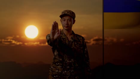 soldado con una señal de parada, ucrania puesta de sol