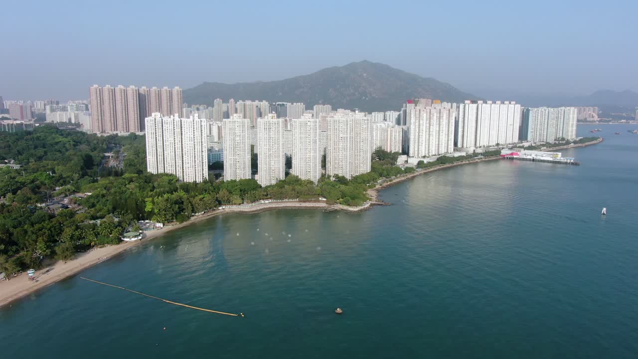 rascacielos del área de la playa de mariposas de hong kong y paseo marítimo, vista aérea de ángulo bajo