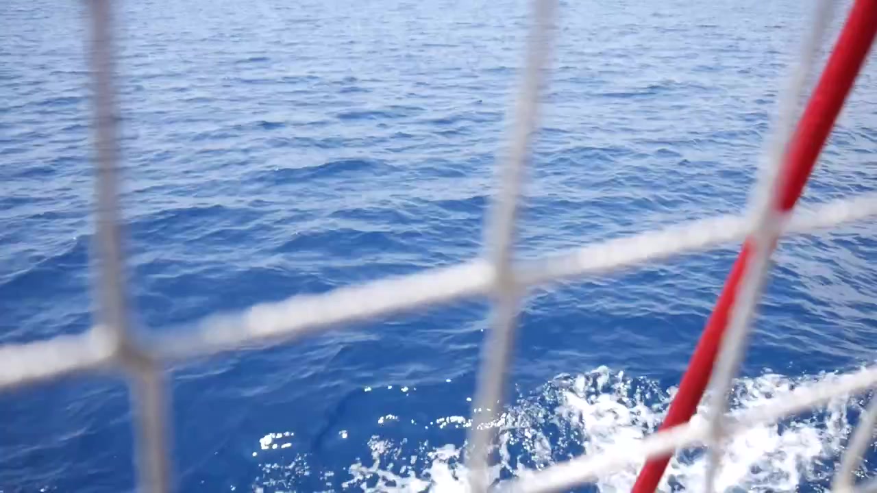 晴れた日、地中海のアテネ近郊のギリシャ沿岸でのセーリングターン。船の部品のクローズアップ。