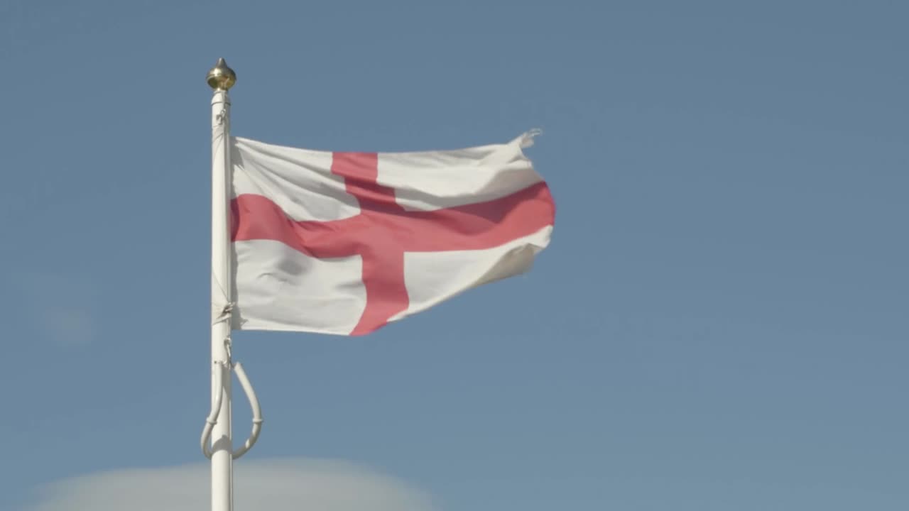Bandiera inglese che sventola in una giornata ventosa.