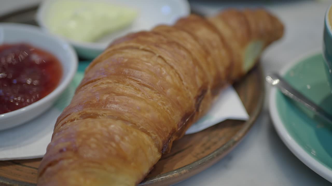 delicioso croissant con mantequilla y mermelada