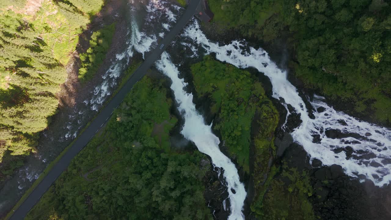 las cascadas escénicas de latefossen