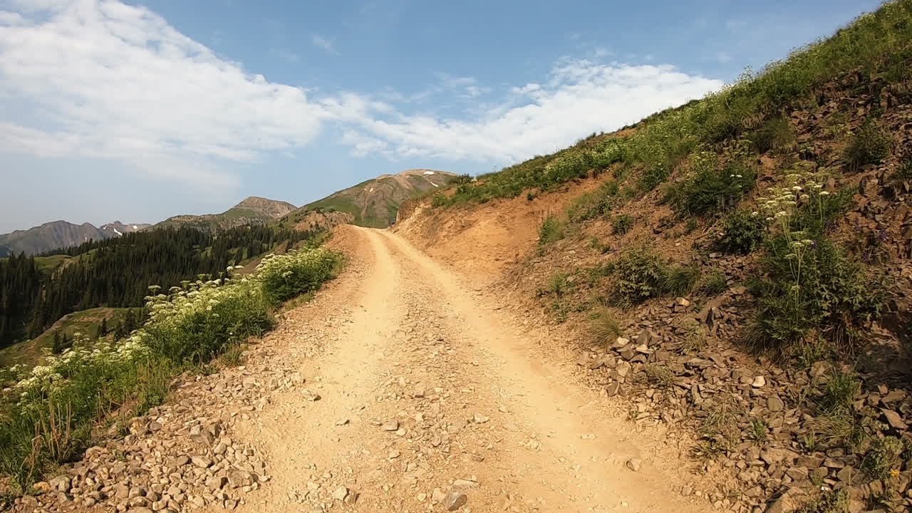 흑곰 패스 트레일에서 운전하는 동안 두 배의 시간과 pov