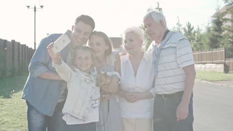 una niña tomando una selfie de su familia.