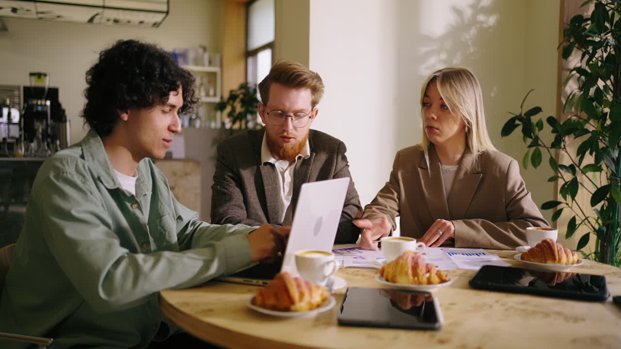 카페 에서 회의 를 하는 사업 동료 들