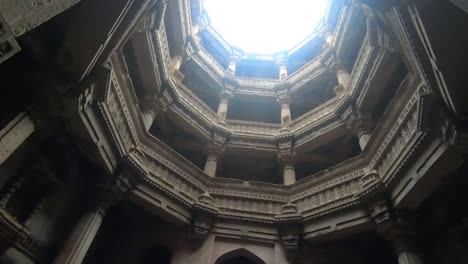 Adalaj-Stepwell-Un-Antiguo-Monumento-Hecho-Para-El-Almacenamiento-De-Agua,-Así-Como-Para-Los-Hombres-De-Negocios-Para-Quedarse