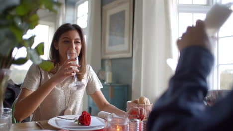 Romantisches-Paar-Macht-Toast-Beim-Valentinstagessen