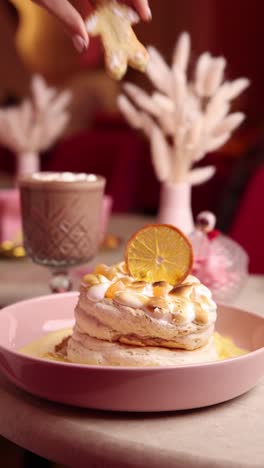 un delicioso postre en un café rosa