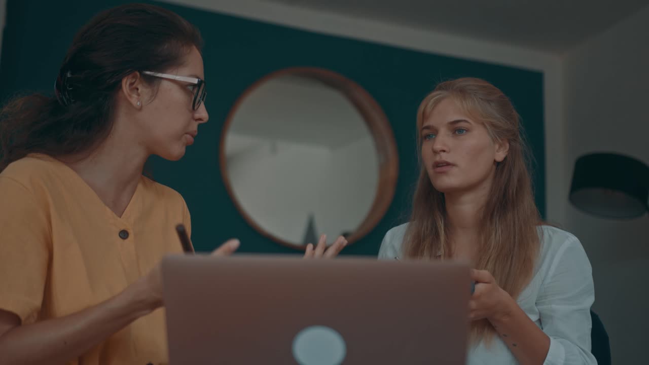 mujeres de negocios en una reunión