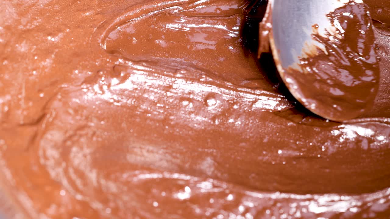 mezclar con cuchara el chocolate derretido para una textura suave