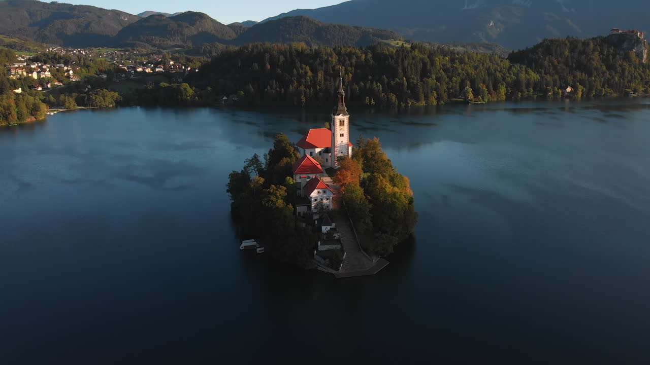 Ujęcie z drona wokół kościoła na jeziorze Bled, Słowenia