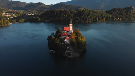 Toma-Aérea-De-Un-Dron-Alrededor-De-La-Iglesia-En-El-Lago-Bled,-Eslovenia