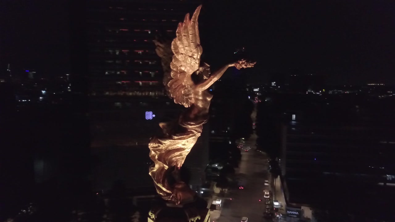 slow close rotation around the Independence angel of mexico city in paseo de la reforma Rotación suave, cercana al ángel de la independencia de Ciudad de México en paseo de la reforma