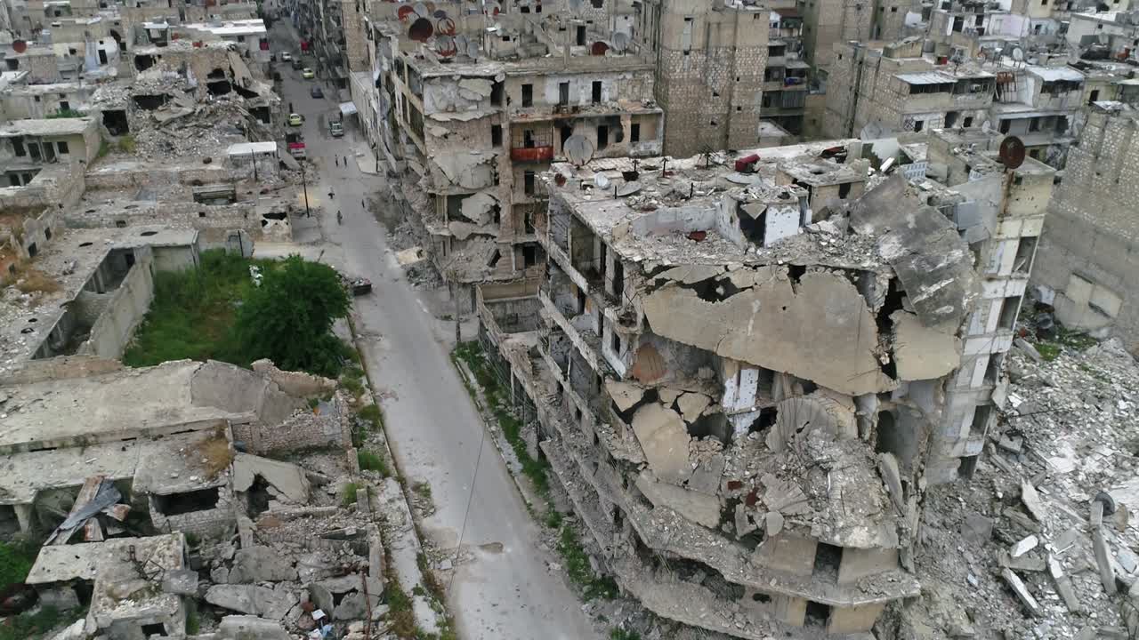 Edifici di Aleppo sotto la luce del sole. Si possono vedere le rovine della città siriana all'orizzonte - vista aerea con un drone 4K