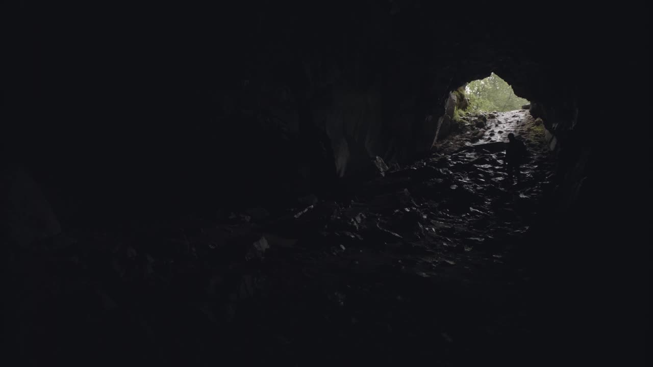 entrada a la cueva oscura
