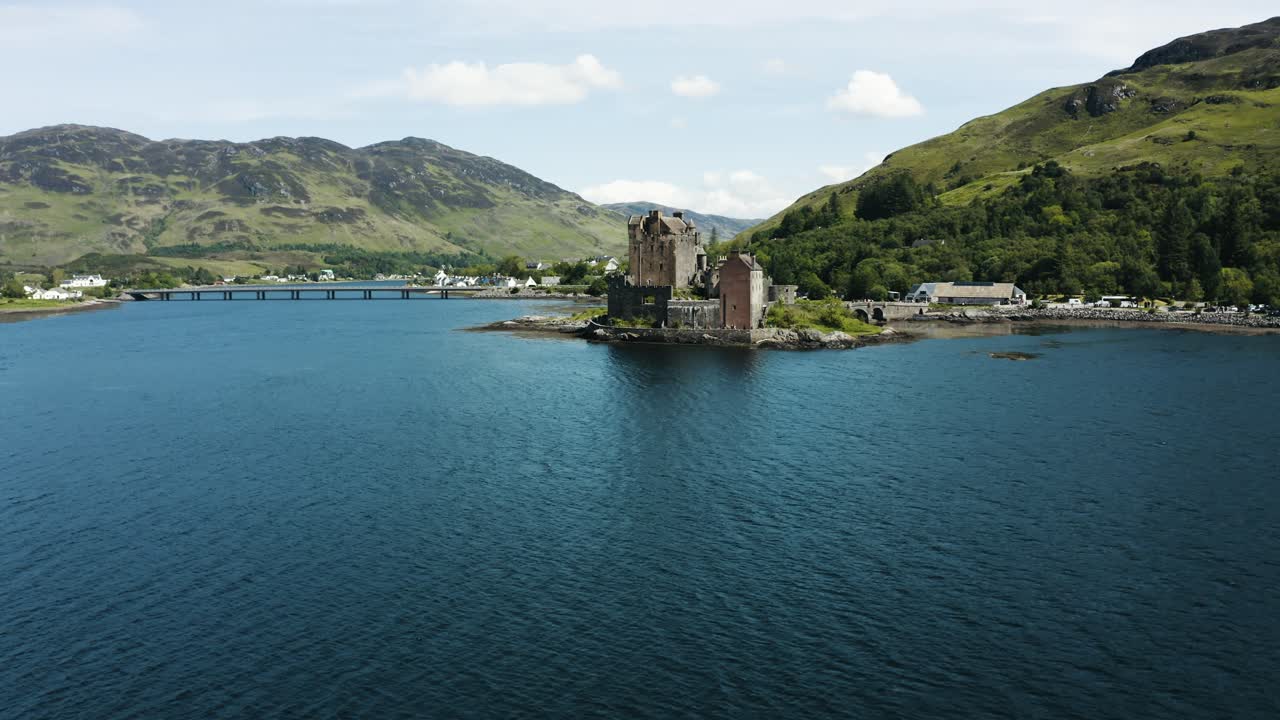 스코틀랜드의 기념비적 인 eilean donan castle을 향해 추진하는 드론 샷
