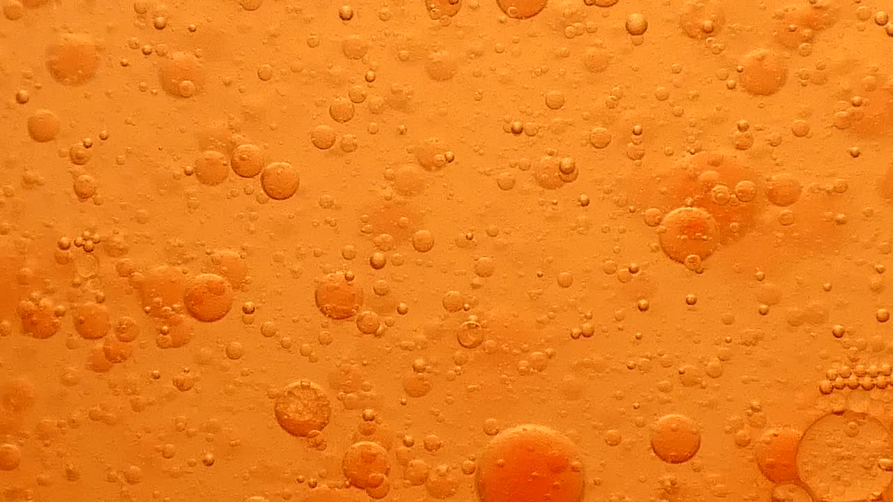 크고 작은 떠다니는 기름 거품