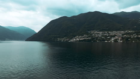 Vista-Panorámica-De-Drones-Del-Pueblo-A-Lo-Largo-De-La-Costa-Del-Lago-De-Como-En-Italia