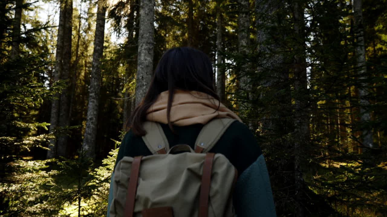 숲 에서 산책 하는 여자