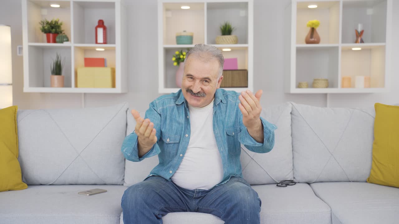 춤추는  ⁇ 은이가 카메라를 쳐다보고