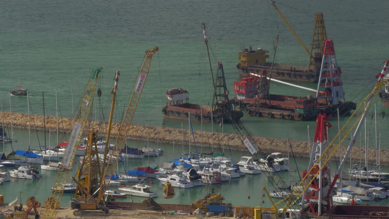 vista aérea del muelle cuando se contiene la barcaza con arena por la grúa hong kong china