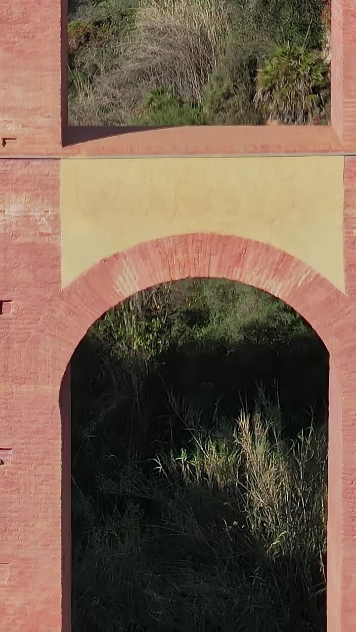 Vista Vertical dos Arcos do Aqueduto da Águia