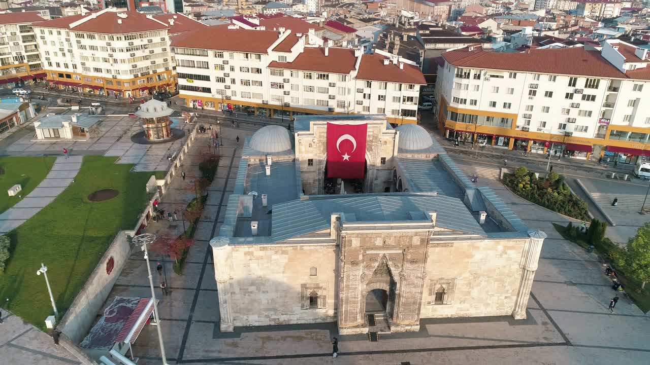 vista aérea de la madrasa de buruciye en sivas. imágenes en 4k en turquía