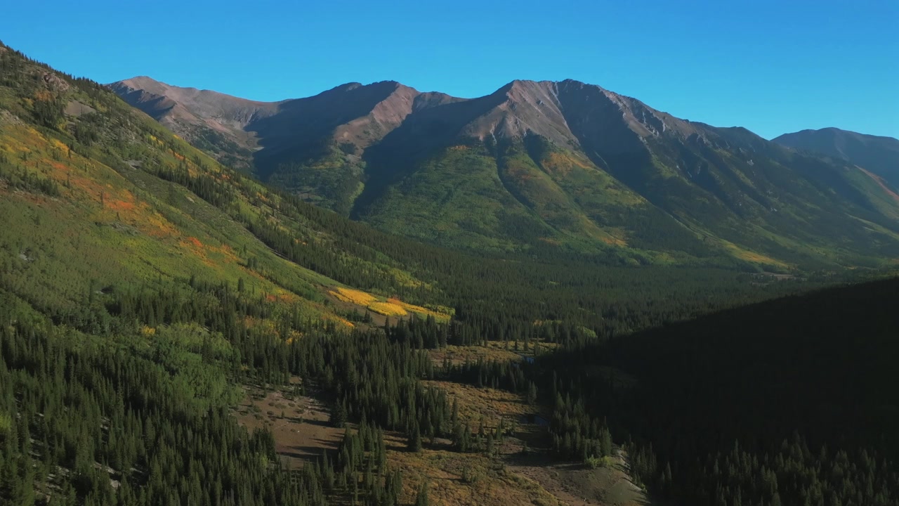 Inizio sentiero Huron Peak, valle mattutina, La Plata, Buena Vista, Collegiate Peaks, estate, autunno, Montagne Rocciose, Colorado, drone aereo, Winfield Città Fantasma, Pioppi tremuli, picco di colore, cielo blu soleggiato, avanti