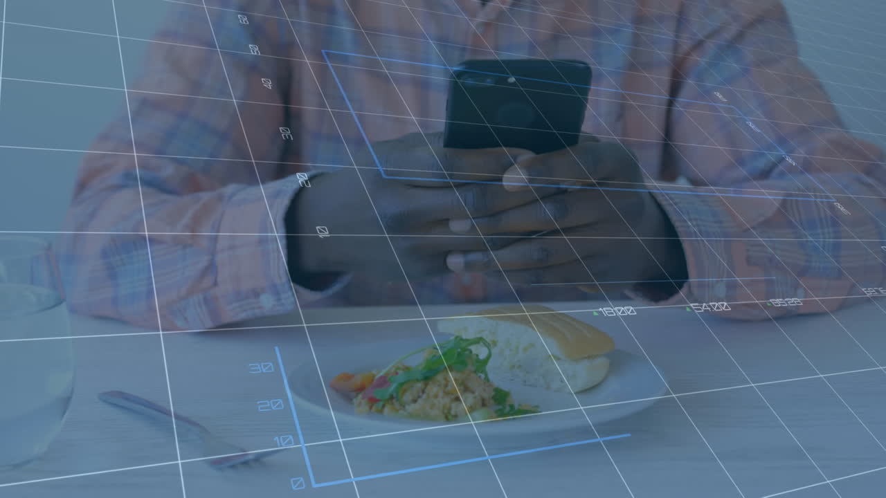 animación del procesamiento de datos estadísticos sobre la sección media del hombre que utiliza el teléfono inteligente en un restaurante