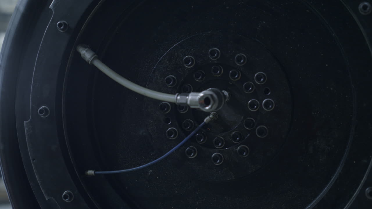 기술적 자동차 공장 클로즈업에서 고무 타이어 생산 기계