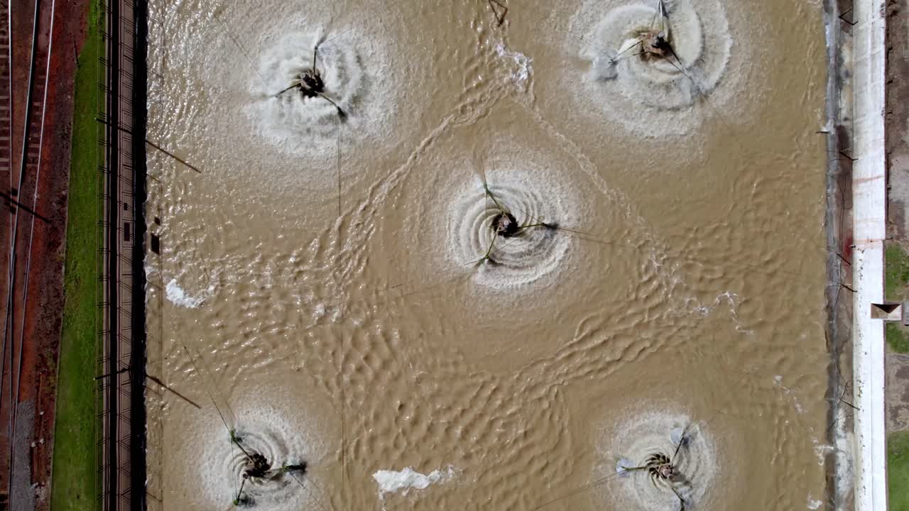 revelación aérea de piscinas de productos químicos de tratamiento de aguas residuales industriales en una planta textil o de algodón en brasil - de arriba hacia abajo ascendente
