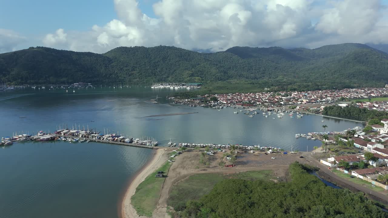 Ciudad costera y puerto de Paraty en Río de Janeiro, Brasil. – Toma aérea.