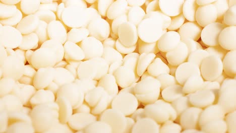 vista de cerca de las fichas de chocolate blanco