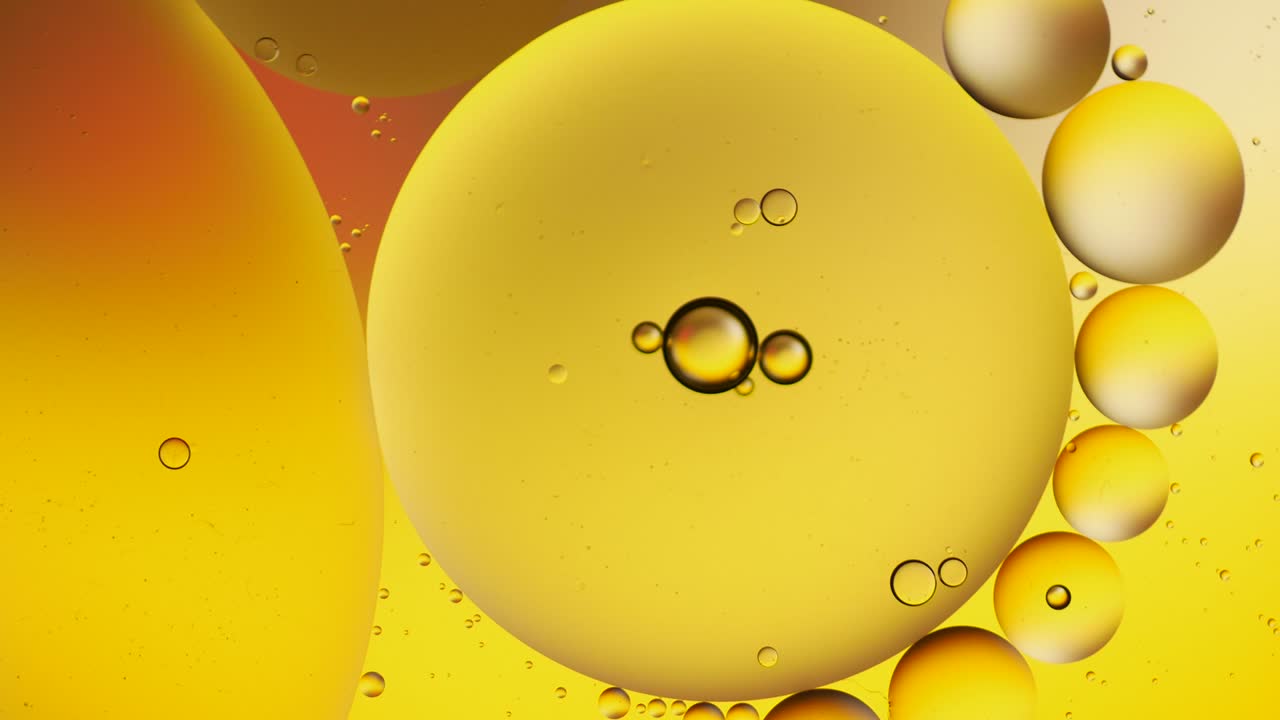 물 위에 떠다니는 기름방울의 다채로운 예술적.