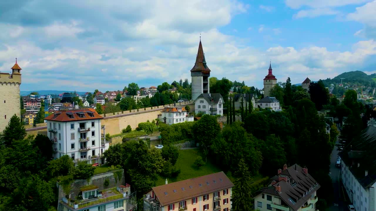 video de drones en 4k de las torres nölliturm, männliturm, luegislandturm, wachtturm, zytturm, schirmerturm, pulverturm y dächliturm en el muro de musegg en lucerna, suiza