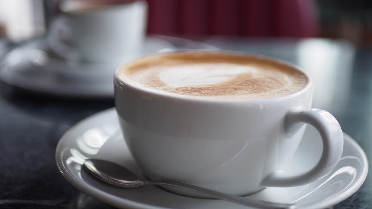 café con leche en una taza blanca
