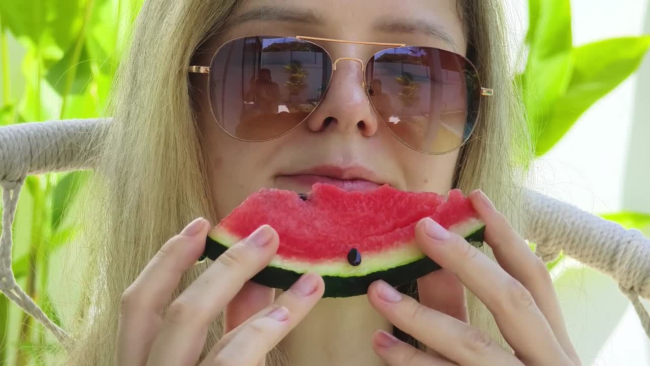 mujer comiendo sandía al aire libre