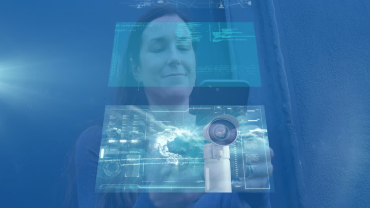 animación de pantallas digitales sobre una mujer usando un teléfono inteligente