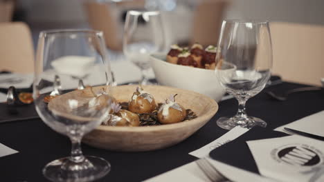 Preparación-De-La-Mesa-De-La-Cena-En-Un-Restaurante-De-Lujo