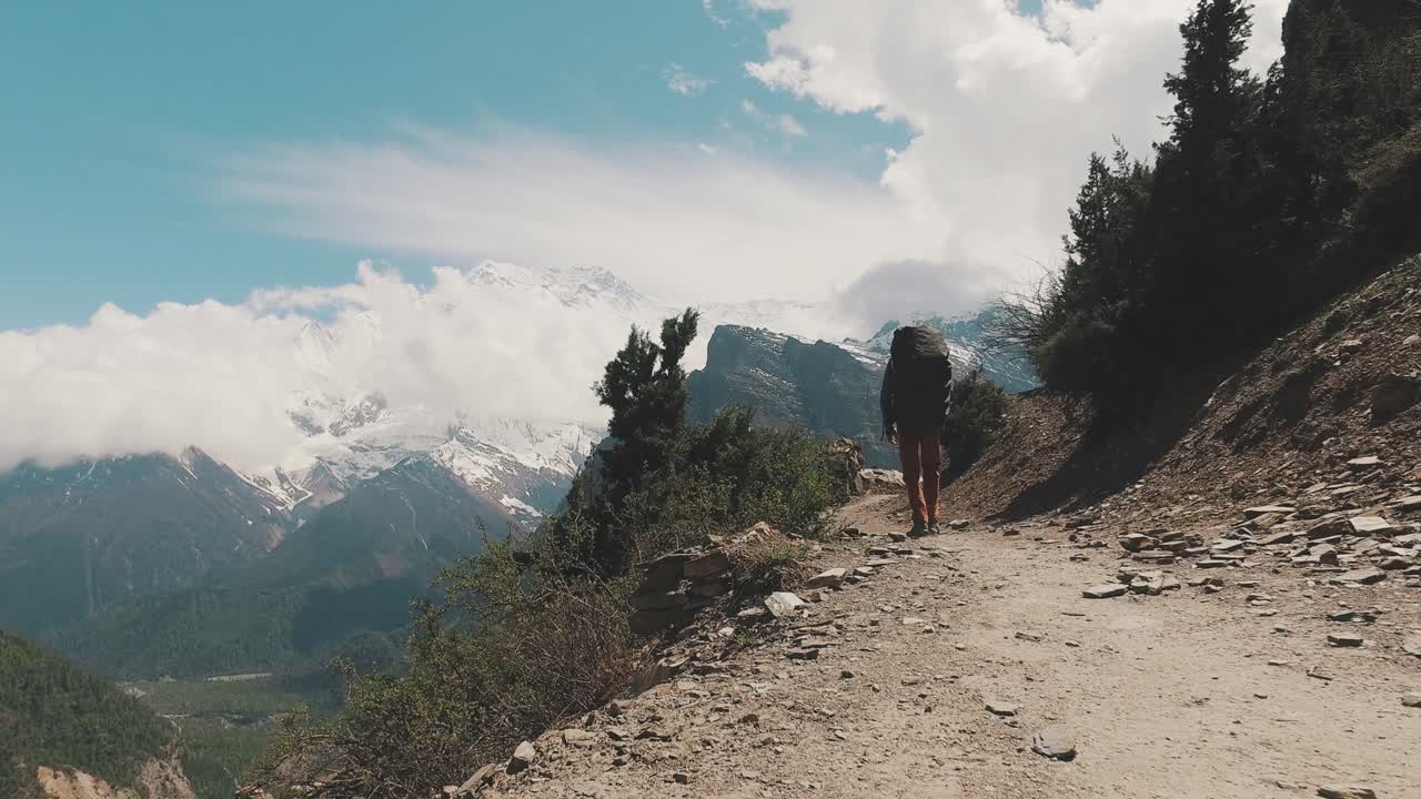 un excursionista caminando por un sendero en nepal