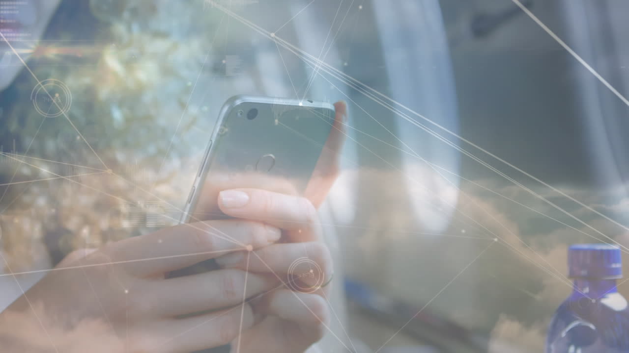 비행기에서 스마트폰을 사용하는 백인 사업가 여성에 대한 연결 네트워크의 애니메이션