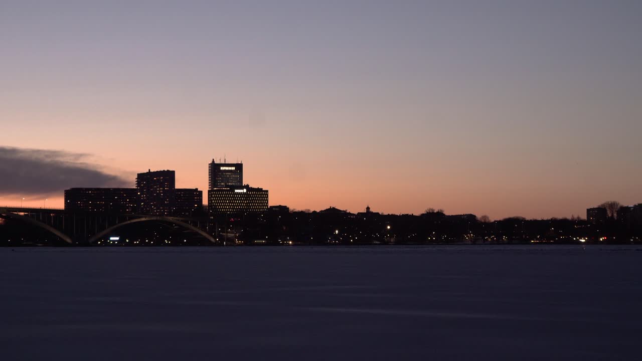 일몰과 물 반사의 건물